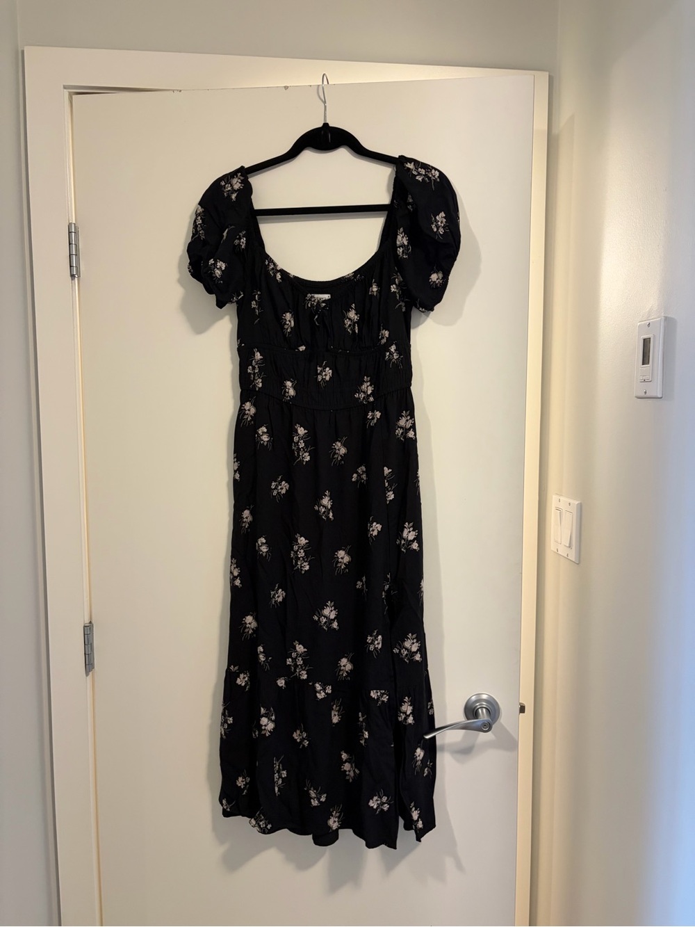 Hollister Black Floral Puff-Sleeve Midi Dress